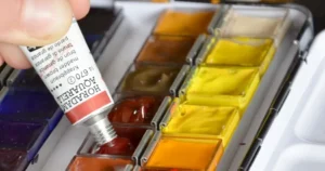 Remplir ses godets d’aquarelle avec des tubes
